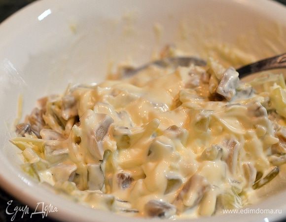 Все перемешаем. Густоту соуса можно регулировать количеством майонеза по желанию.