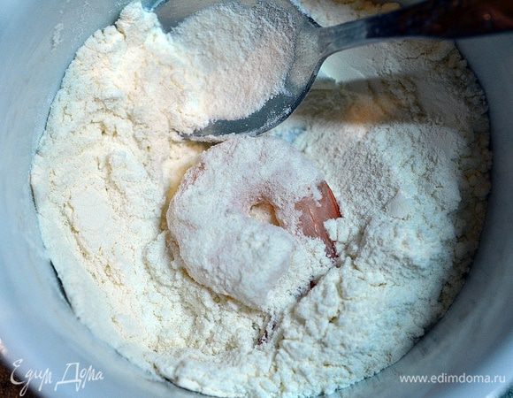 Креветки сначала обваливаем в муке.