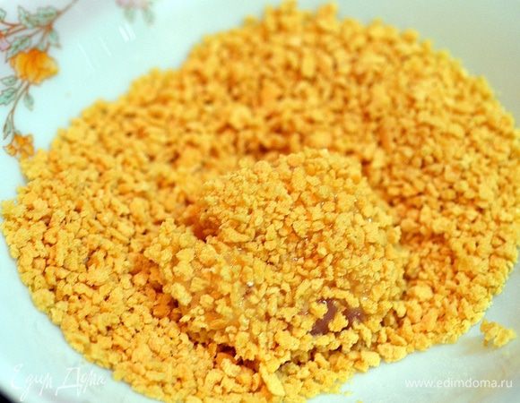 Затем в панировочной смеси или в сухарях