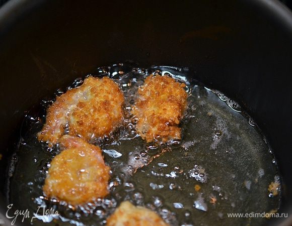 Обжариваем в кипящем масле буквально 1 минуту.