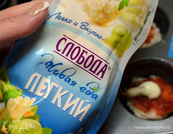 Затем смазать майонезом. Для этого блюда я взяла Легкий майонез ТМ «Слобода». Он не содержит крахмал и ГМО, прошел органик-контроль и сделан из натуральных ингредиентов. Можно поставить в разогретую духовку минут на 7, чтобы слегка подсушить хлеб, а можно и не ставить.