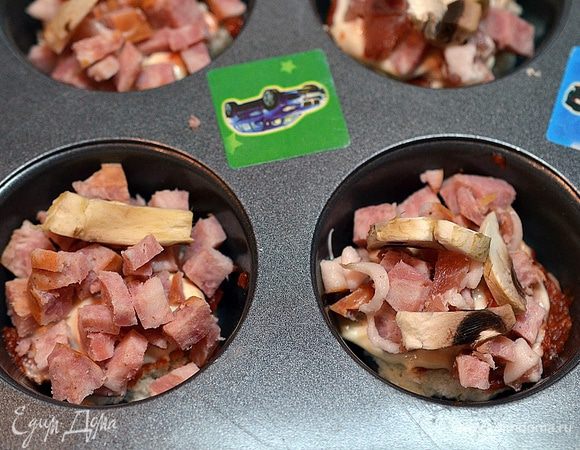 Выложить сверху начинку и запекать в разогретой духовке до 180°С, 10 — 15 минут.