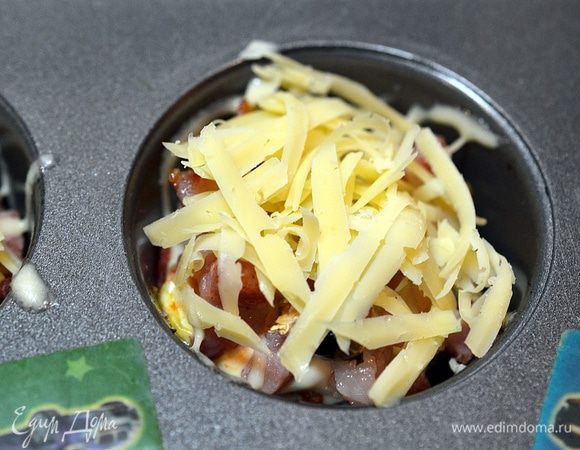 Затем положить сверху натертый сыр.