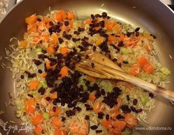 Лук мелко порезать, потушить на растительном масле. Добавить морковь, сельдерей, барбарис, рис, соль, перец и все хорошо перемешать.