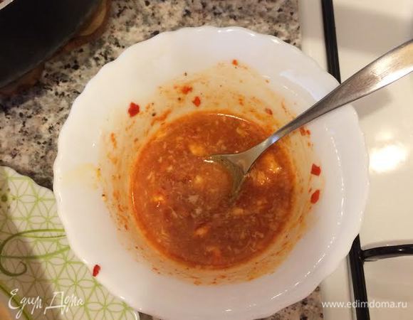 Сливочное масло растопить в микроволновке, добавить аджику и перемешать.