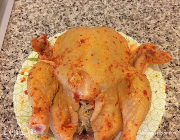 Духовку нагреть до 180°С. Тушку нафаршировать рисом. Сверху хорошо обмазать аджикой с маслом.