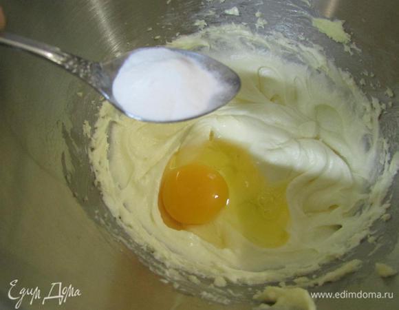 Вбить яйцо, добавить ванилин и взбить до однородной массы.