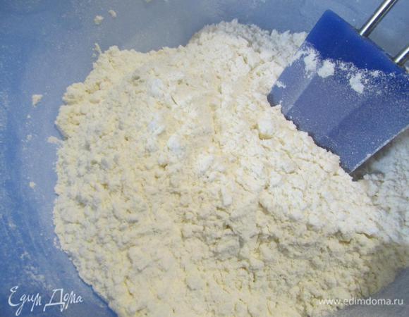 Просеять муку, разрыхлитель и соль.