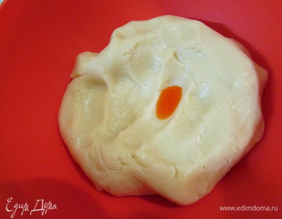 В одну часть добавить желтый краситель.