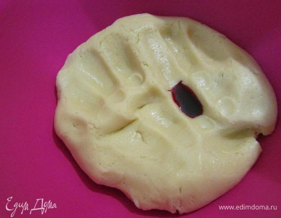 В другую часть добавить красный краситель.