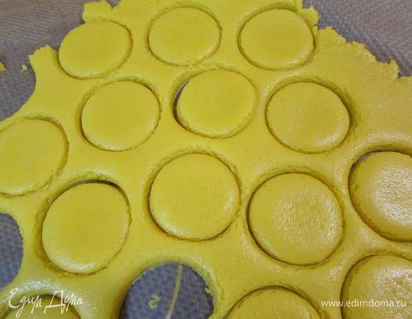 Вырезать формой для печенья небольшие кружочки.