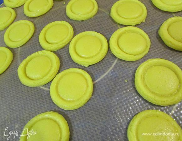 Пробкой от бутылки сделать небольшие углубления.