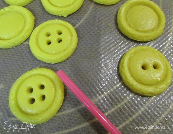 С помощью трубочки для коктейля, проделать 4 или 2 отверстия.