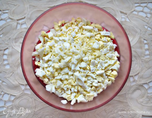 Яйца отварить, охладить, почистить и мелко порубить.