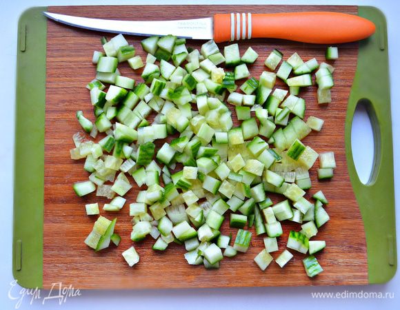Огурцы помойте, просушите и нарежьте кубиками.