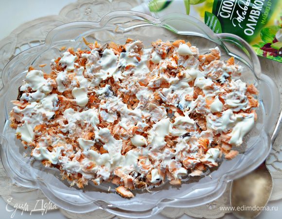 Приступаем к формированию салата. Для этого на праздничное блюдо выложите первым слоем лосось и равномерно промажьте майонезом ТМ «Слобода» Оливковый.