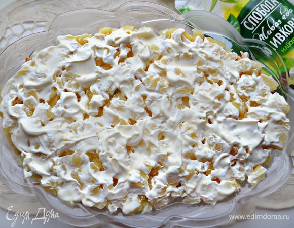 Далее выложите картофель, слегка посолите, промажьте майонезом.