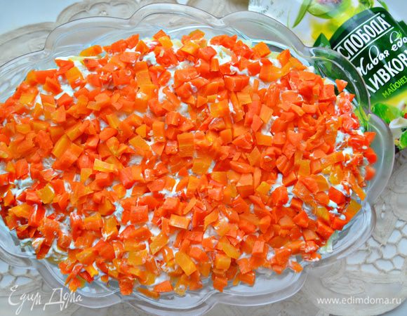 Третьим слоем выложите морковь и снова промажьте майонезом.