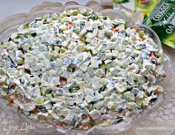 Затем — слой огурцов, посолите, промажьте майонезом.