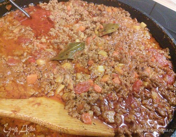 Как приготовить соус болоньезе, я подробно описывала здесь http://www.edimdoma.ru/retsepty/69169-sous-bolonieze. Я и сегодня воспользовалась именно этим рецептом болоньезе. И по обыкновению приготовила большую порцию, часть которой заморозила. 