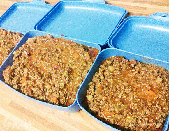 Непосредственно для пирога понадобится 700 г готового рагу. 