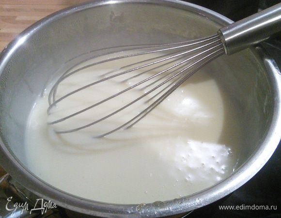 Потихоньку и постоянно помешивая влить холодное молоко, довести до кипения. За это время соус загустеет (не забывайте о помешивании, иначе вам обеспечены комки или еще чего хуже — ваш соус подгорит). 