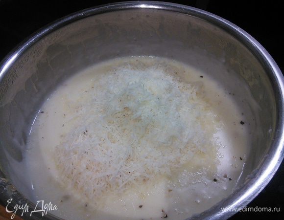 Посолить и поперчить, добавить щепотку мускатного ореха и натертый на мелкой терке любой из твердых сыров: пармезан, пекорино и т. д. Размешать, чтобы сыр растаял. Я оставила 1/3 часть сыра для финальной посыпки. Соус готов. 