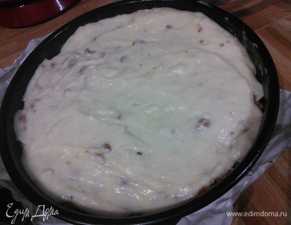 После того, как распределено рагу, выложить бешамель и разровнять. 