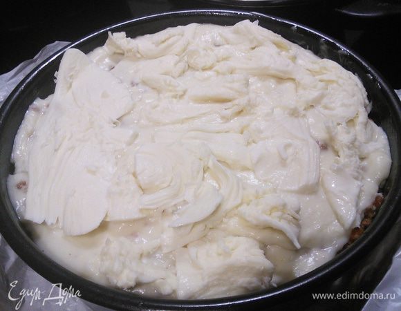 Шарик моцареллы разложить по поверхности (я порвала его руками) и посыпать оставшимся пармезаном. 