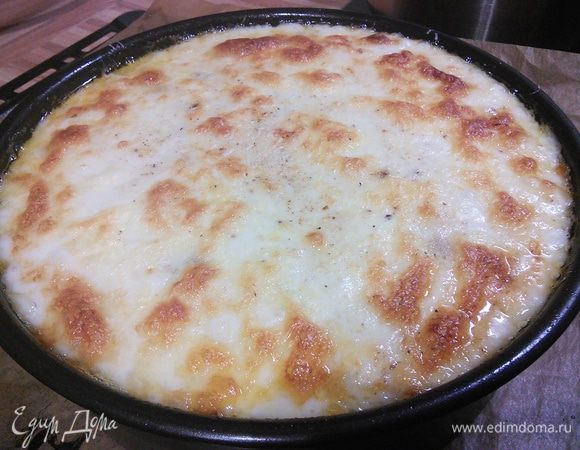 Запекать пирог в заранее разогретой до 180°С духовке около 30 минут. 