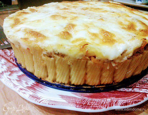 Готовому пирогу дать отдохнуть в форме минут 10, затем вынуть из формы и подавать. 