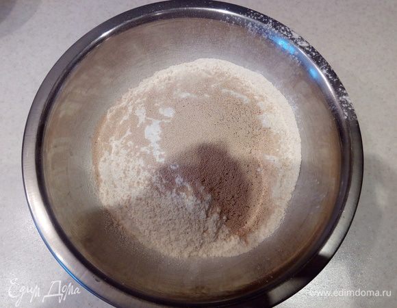 Из указанного количества муки берем только 500 грамм, просеиваем ее и смешиваем ее с солью, сухими дрожжами и сахаром.