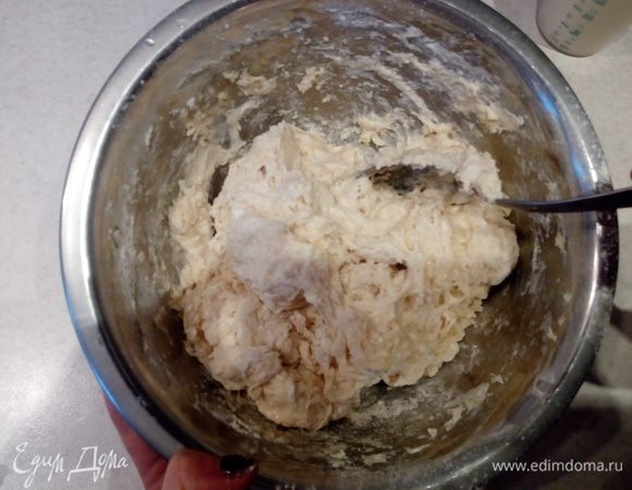 Соединить все ингредиенты с помощью ложки.