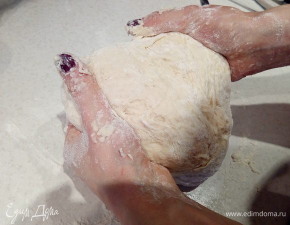 Когда все ингредиенты объединятся, постепенно добавляем оставшуюся часть муки и вымешиваем тесто уже руками.
Не добавляйте всю муку сразу. Возможно вам потребуется чуть больше или чуть меньше муки.