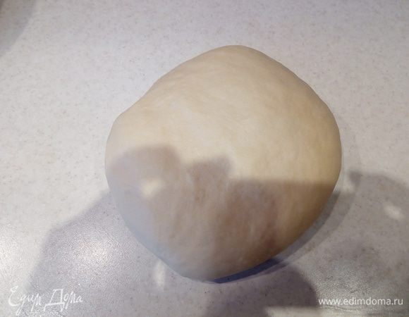 Вымешиваем тесто руками около 10 минут.
В конце должен получиться упругий гладкий шар.