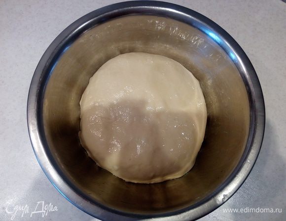 Помещаем тесто в миску, слегка смазанную растительным маслом, и сверху слегка смазываем растительным маслом.
Накрываем пищевой пленкой и ставим в теплое место на 1 час. 