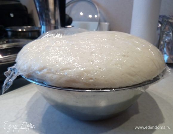 По прошествии часа тесто должно увеличиться в объеме минимум вдвое.