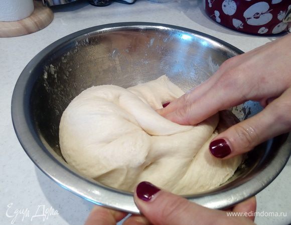 Обминаем тесто. 