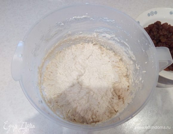 Творог протираем через сито, добавляем в нему сахар, яйца, сметану и взбиваем смесь миксером.