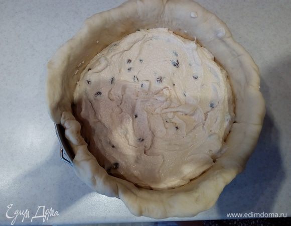 Форму для выпечки смазываем растительным маслом. 
Тесто выкладываем в форму для выпечки (я использовала разъемную форму 24 см, но можно использовать, например, и какую-нибудь красивую керамическую форму, в которой сразу можно подать пирог).
В творожную начинку добавляем изюм вместе с ромом, в котором он был замочен (отжимать изюм не нужно!).
Выкладываем начинку на тесто.