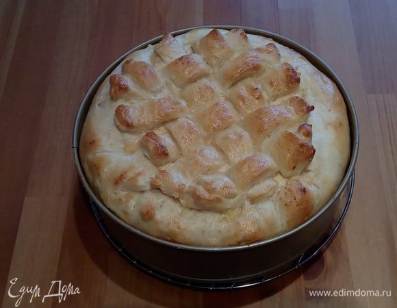 Отправляем пирог в предварительно разогретую до 180°C духовку на 40 — 45 минут. Время выпечки определяйте по своей духовке.
По прошествии 20 — 25 минут проверьте, как пирог зарумянился. Если уже образовалась сухая золотистая корочка, накройте пирог фольгой, чтобы верхушка чрезмерно не зарумянилась.