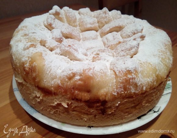 Готовому пирогу даем остыть около 10 — 15 минут прямо в форме, а затем извлекаем из формы.