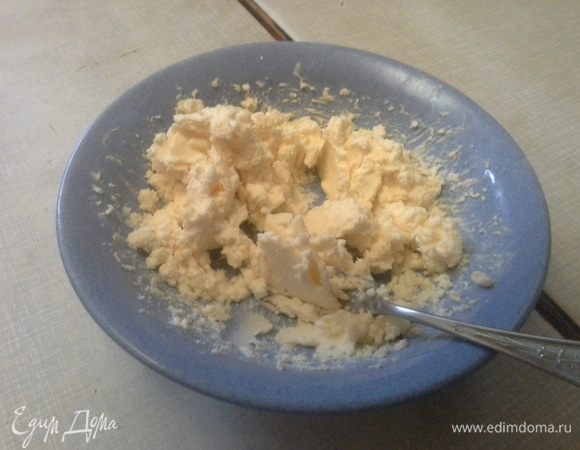 Сливочное масло достать из морозилки и дать ему стать комнатной температуры, чтобы масло могло тянуться. 