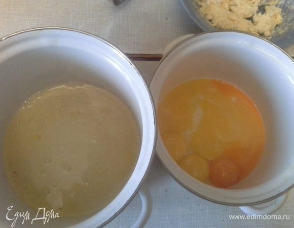 Яйца отделить белки от желтков.
7 яичных желтков взбить с 1 стаканом сахарного песка, 1 чайная ложка соды с уксусом, 1 столовая ложка сливочного масла, 2 стакана муки. 
Из этих продуктов приготовить песочное тесто. Охолодить. Разделить на 3 коржа.