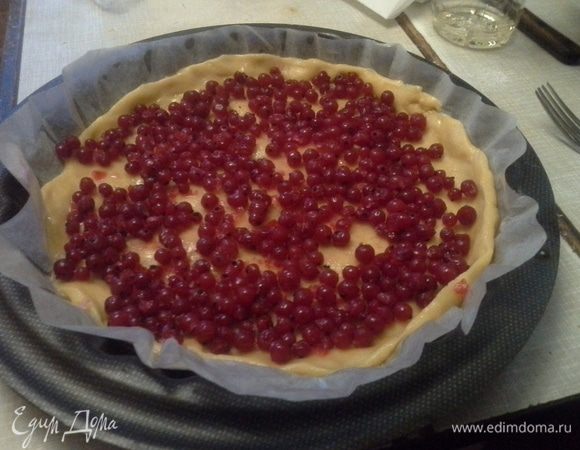 Раскатать лепешку на сковороде (подложить промасленный пергамент). Посыпать грецкими орехами и покрыть безе.