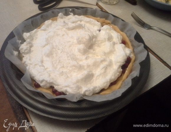 Посыпать грецкими орехами и покрыть безе.