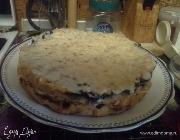 Готовые коржи достать из дудовки и дать им остыть.
Крем: 200 грамм сливочного масла и сгущенного молока, 100 грамм грецких орехов. 
Размешать, чтобы получилась однородная масса. Потом добавить орехи и хорошо размешать.