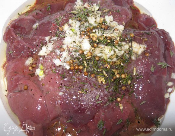 За несколько часов до приготовления, если они у вас есть, замариновать печень, порезав ее на мелкие полоски, в специях и чесноке, немного приправив маслом. Если временем не располагаете, не беда, ей достаточно постоять минут 10.