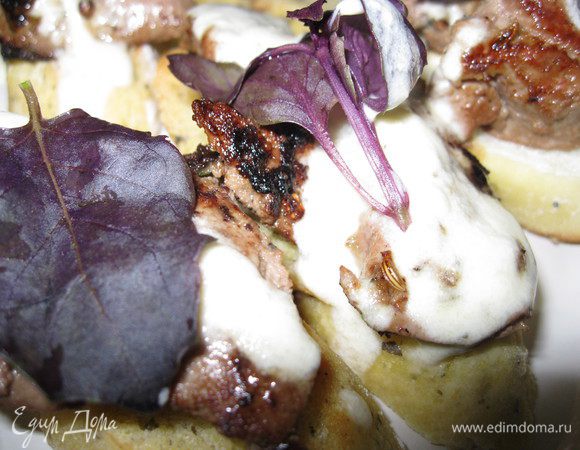 Готовим соус. Вино ставим выпариваться на минут 5 — 10. После чего добавляем половину сливок, а вторую половину смешиваем с желтком и струйкой вливаем в горячую массу, стоящую на огне. Добавляем соль, перец и травы. Даем немного загустеть, помешивая. В конце добавить натертый на терке сыр. Отставить, дать чуть остыть. Извините, фото во время приготовления соуса сделать не успела.