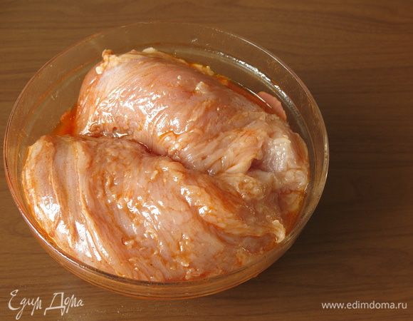 Маринуем индейку в смеси горчичного масла Biolio и паприки.